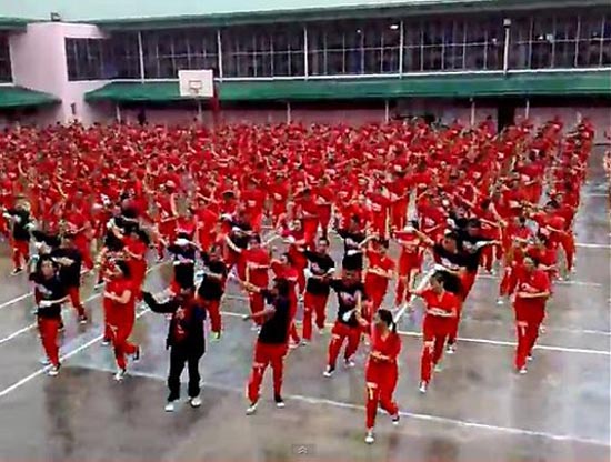 Detentos dançam “Gangnam Style”