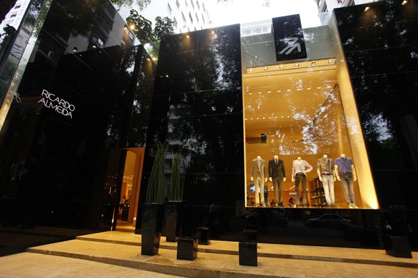 Ricardo Almeida inaugura flagship em São Paulo