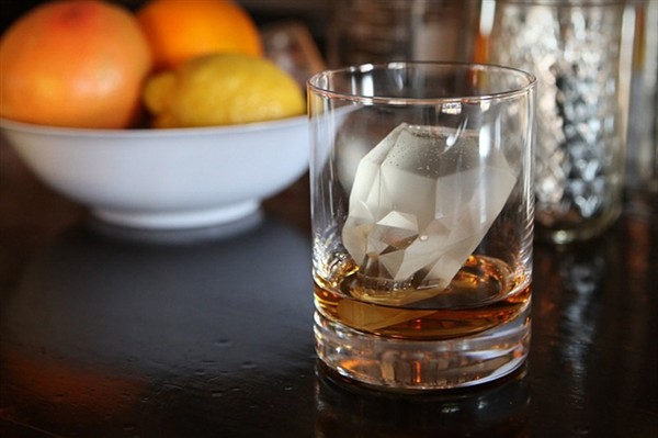 Que tal uma forma de gelo 3D pro seu drink?